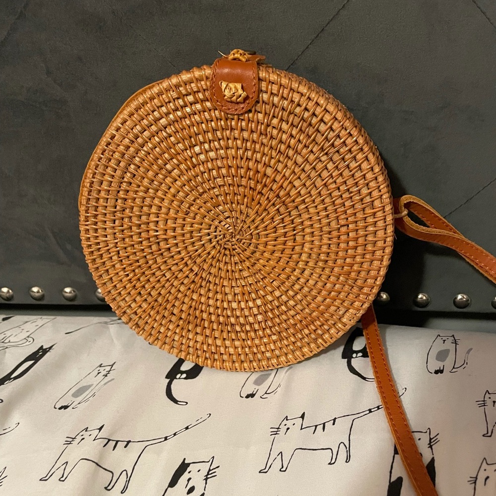 Wicker round crossbody bag